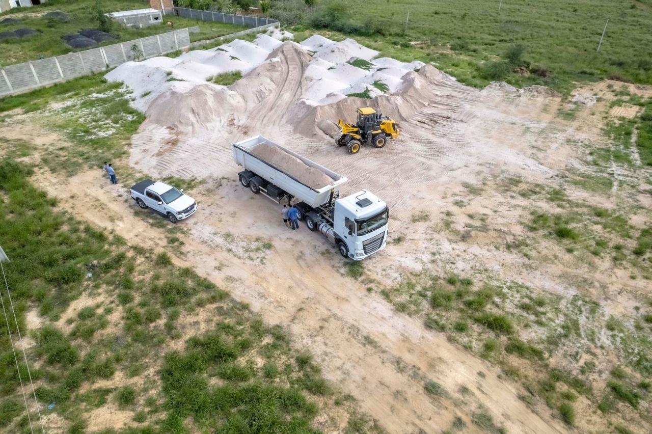 Carga de areia grossa no Areial Fazenda Nova, em Xique-Xique – BA