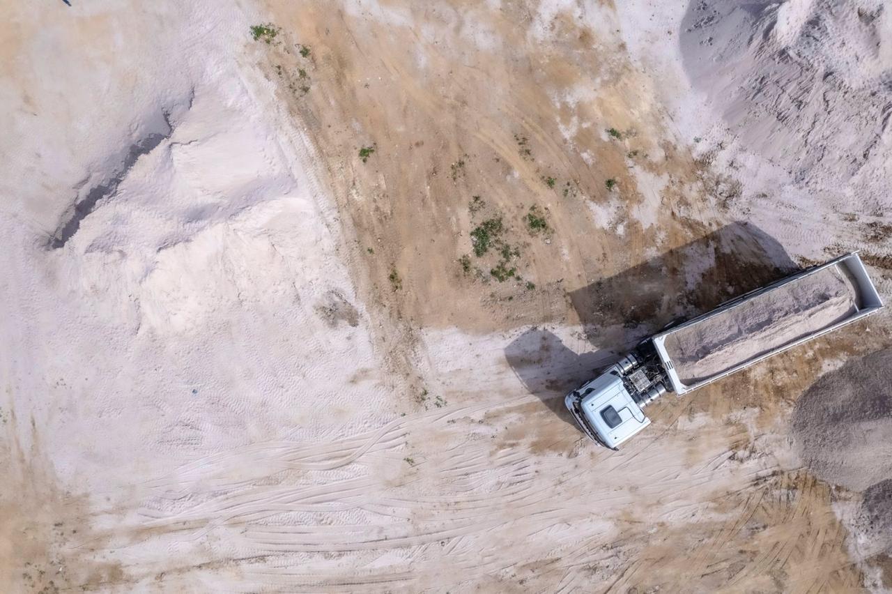 Caminhão carregado com areia grossa visto de cima