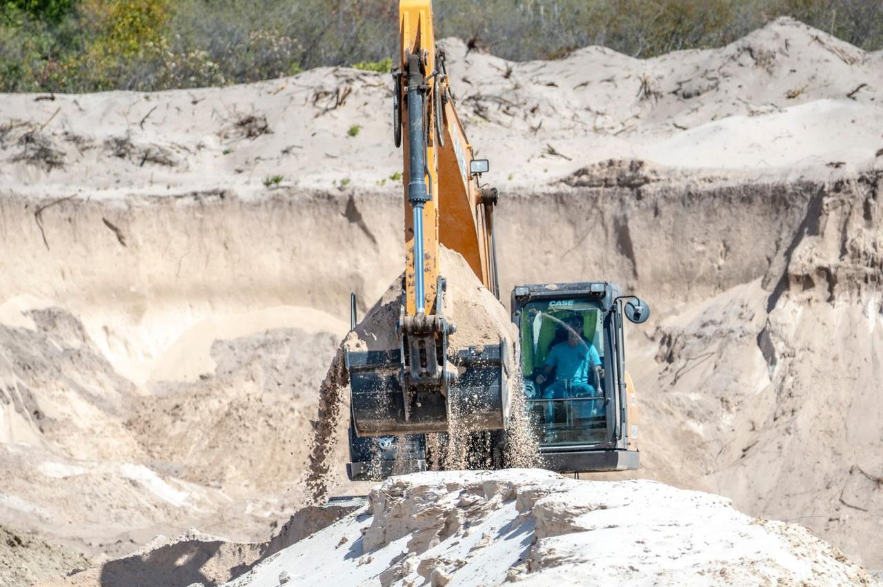 Areia para construção sendo carregada em Irecê - BA