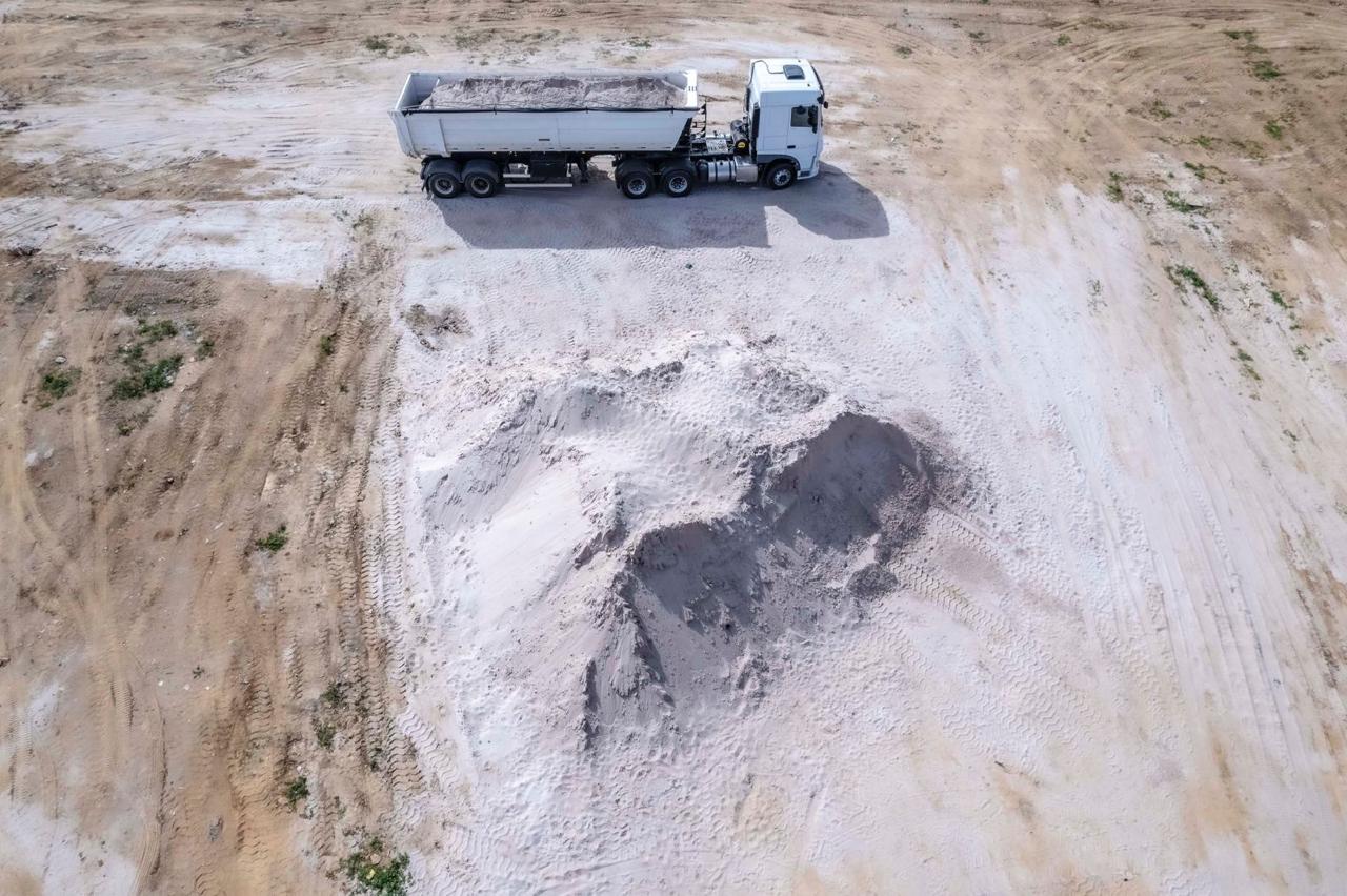 Monte de areia grossa e caminhão na operação do Atacadão de Areia